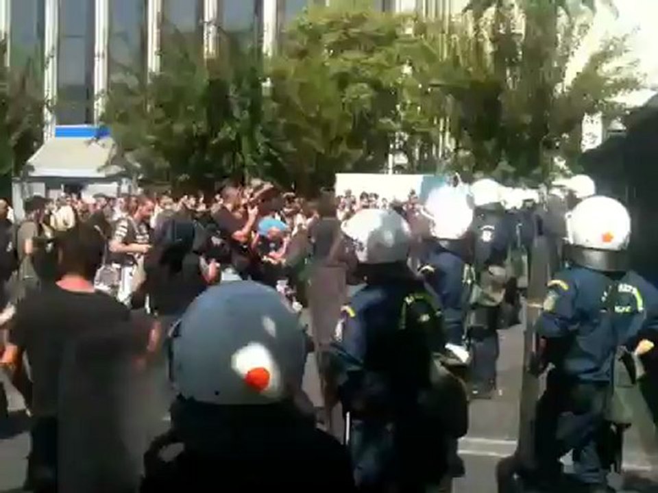 Ένταση στη Βασιλίσσης Σοφίας μπροστά στον σιδερένιο φράκτη