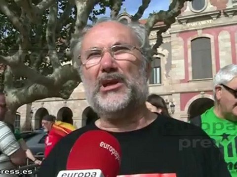 Queremos independencia , a las puertas del Parlament