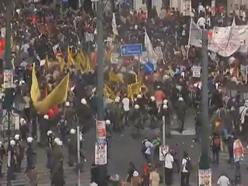 Greek protests: Petrol bombs hurled at riot police