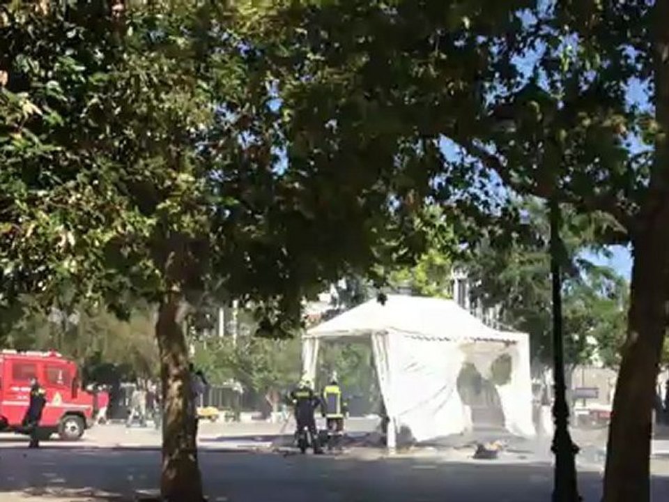 Η Πυροσβεστική σβήνει φωτιά στην πλατεία Συντάγματος