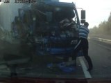 ZAPPING ACTU DU 26/09/2012 - Russie : Un spectaculaire accident de camions !