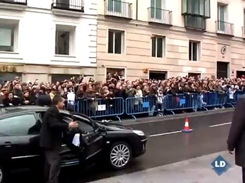 Abucheos a Zapatero y Blanco a su llegada al Congreso