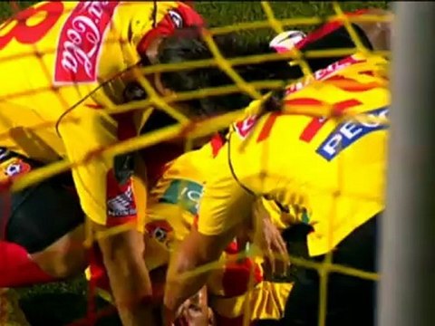 Ginocchiata in faccia ma l'arbitro convalida il gol