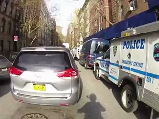 下载视频: Policier escorte un motard sur le trottoir