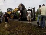 Bulldozer aide un camion accidenté : FAIL
