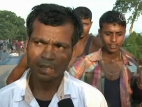 Пострадавшие от наводнения индусы ютятся на трассе