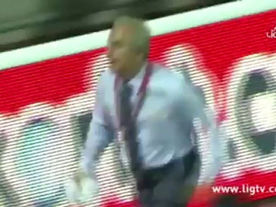 Quand un footballeur se fait voler son maillot en plein match !