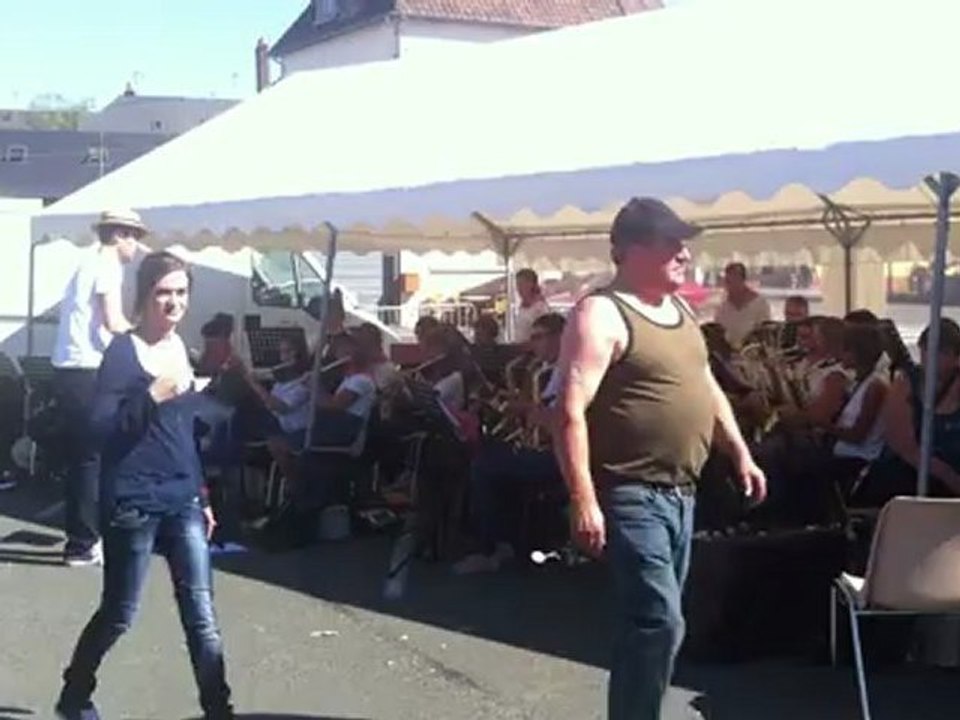 orchestre jouant à la fête communale