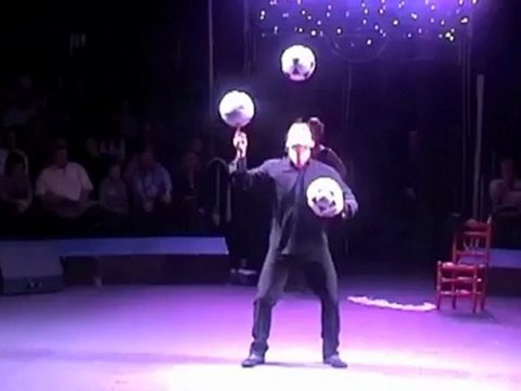 JESUS FORNIES-juggling-presents Art agency Valentino