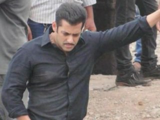 Salman Khan's New Fitness Regime To Walk 30 Kilometers Everyday - Bollywood News