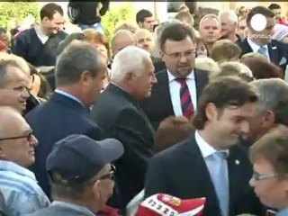 Squilibrato punta pistola giocattolo contro il...