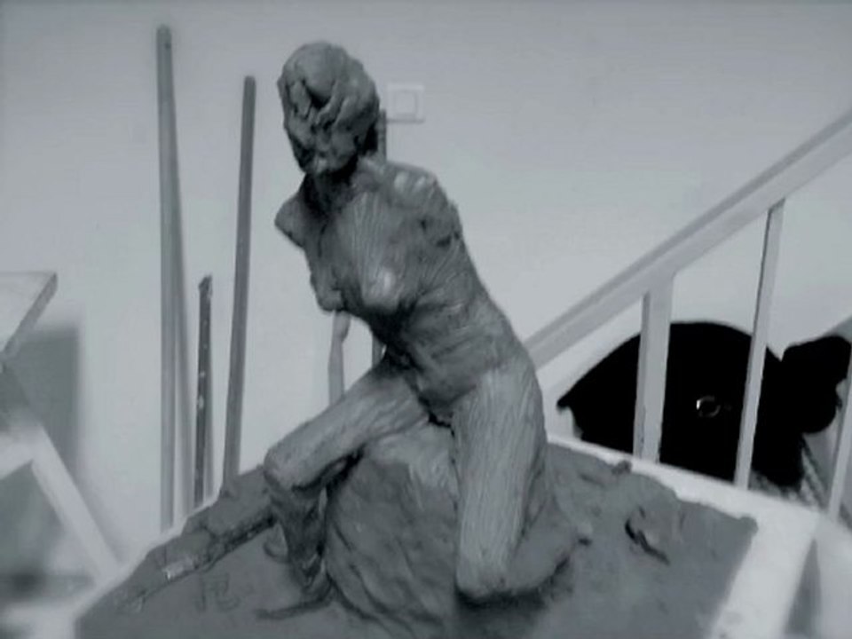 Esquisse en terre modelage sculpture femme assise argile