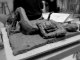 Esquisses sculpture nue femme couchée modelage terre argile au couteau