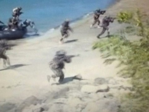 Kenyan troops in Somali beach assault