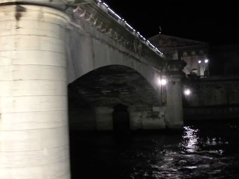 Paris - bateau-mouche la nuit (1/3)