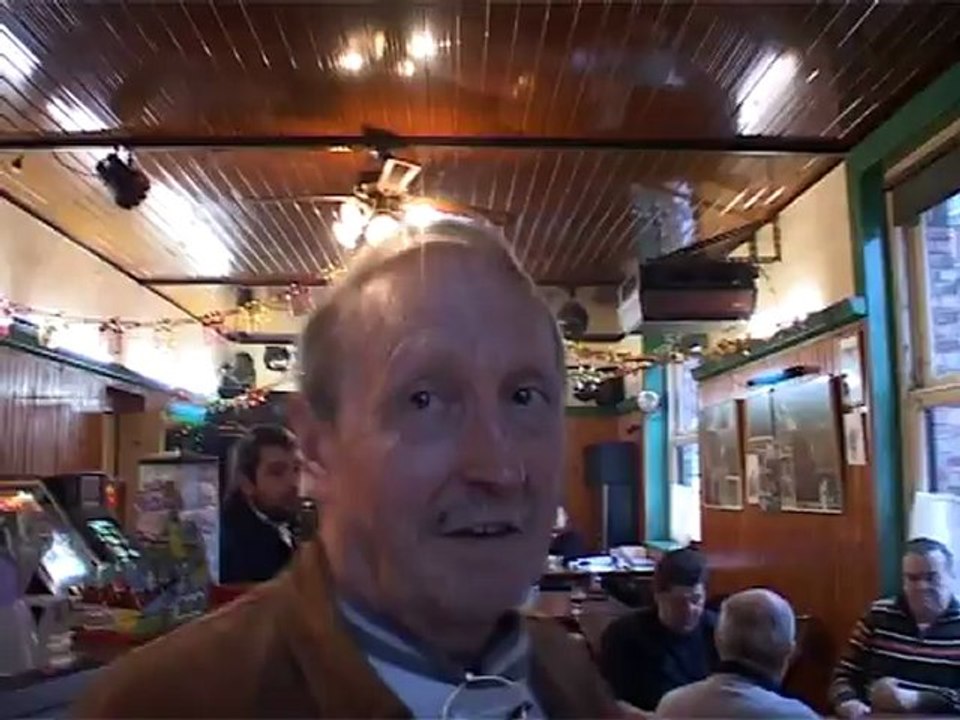 Chez Jeff (ambiance surréaliste dans un bar de catcheurs belges à la retraite)