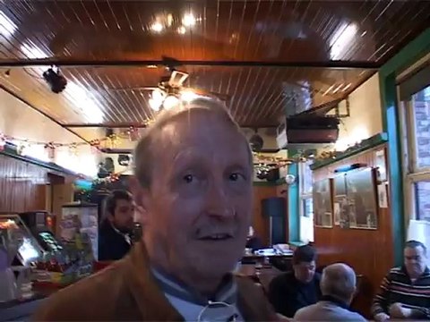 Chez Jeff (ambiance surréaliste dans un bar de catcheurs belges à la retraite)