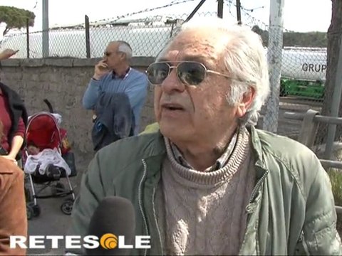 La protesta degli abitanti della Valle del Galeria, bloccato il traffico davanti ai cancelli della discarica di Malagrotta per dire no all'ipotesi Monti dell'Ortaccio.