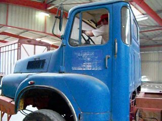 Tracteur Unic V8 4x4