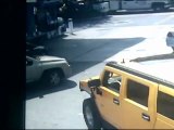 Mujer causa explosión en gasolinera por colearse