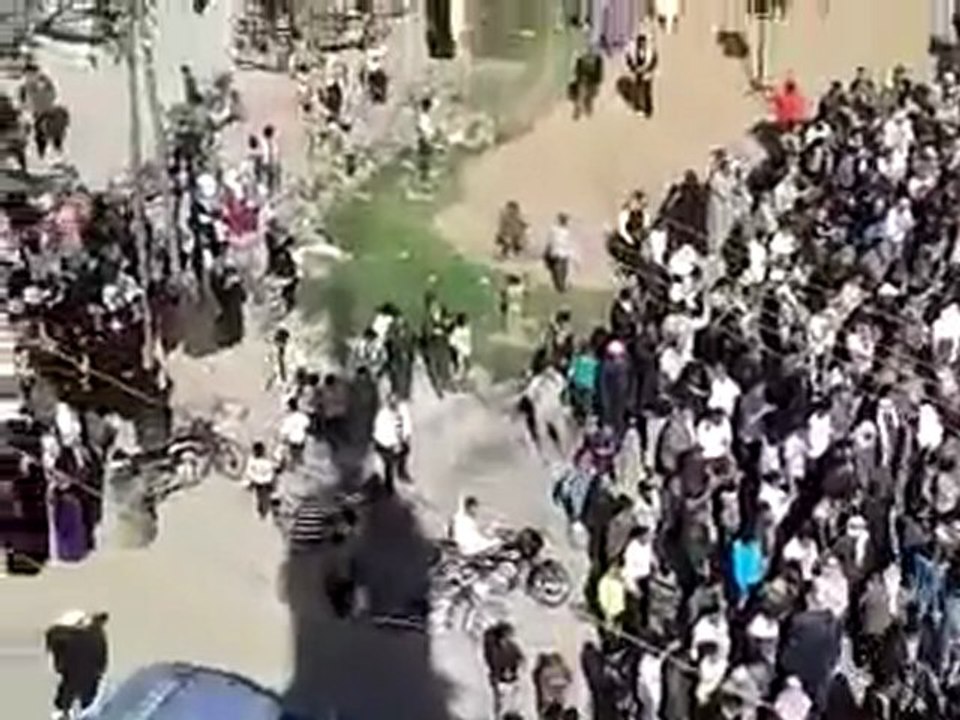 فري برس درعا بصرى الشام أهالي قرية صماد يقدمون التعازي لأهالي بصرى الشام بشهدائهم 21 3 2012