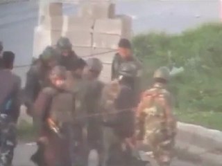 فري برس حماه المحتلة حميدية  جيش الشبيحه يسحب جثث الشهداء بطريقة 21 3 2012