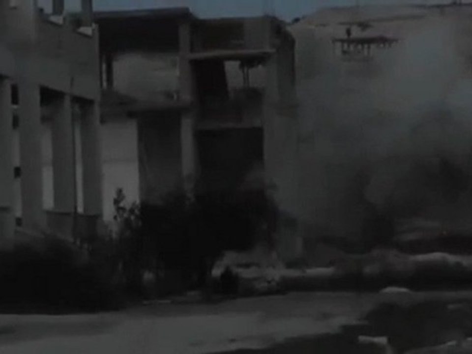 فري برس حماه المحتلة استهداف دبابة من قبل كتيبة المعتصم بالله في مدينة حماه 21 3 2012