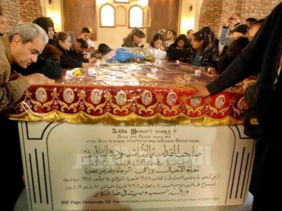 Les fidèles viennent déjà prendre la bénédiction du Pape au monastère