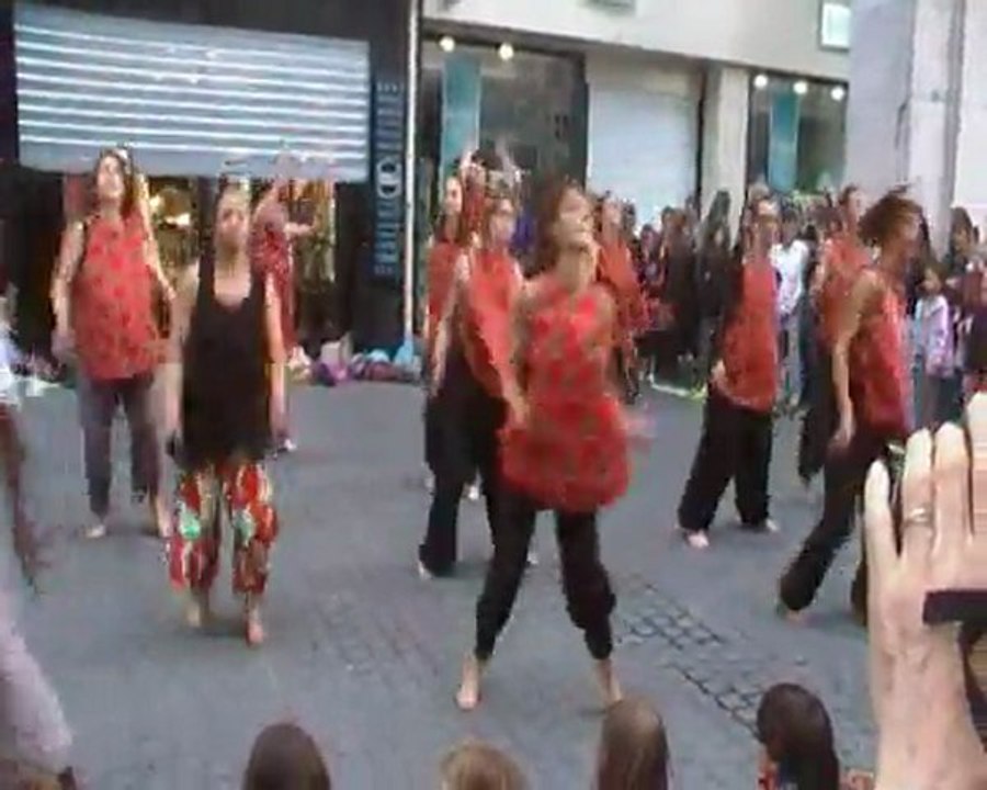 Spectacle de Danse Africaine avec Oumar Ouattara et ses élèves ( Fête de la musique Amiens 2011 )