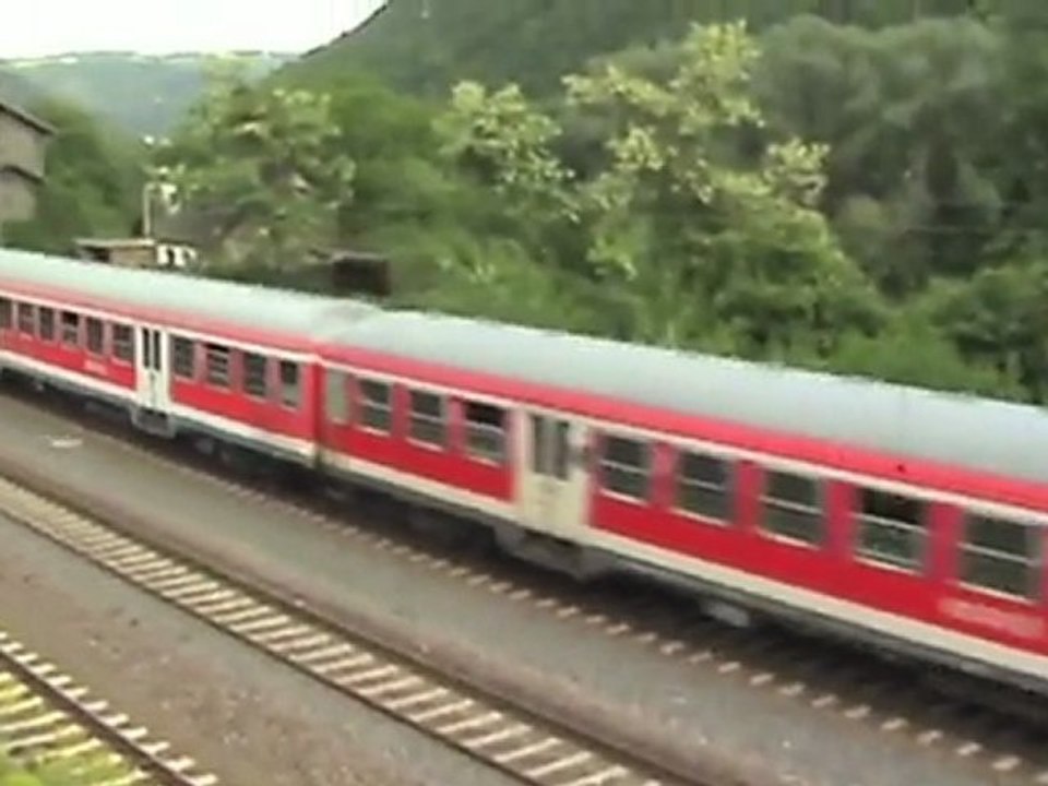 Züge im Moseltal beim alten Bahnhof Hatzenport