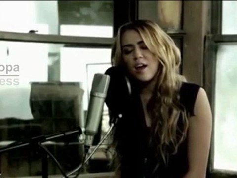 Miley Cirus antepone el amor al trabajo