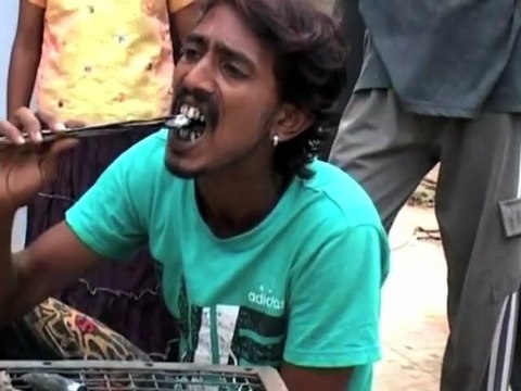 Il mange des braises chaudes et brulantes