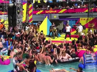 Selena Gomez et Vanessa Hudgens entourées d'autres filles en bikini