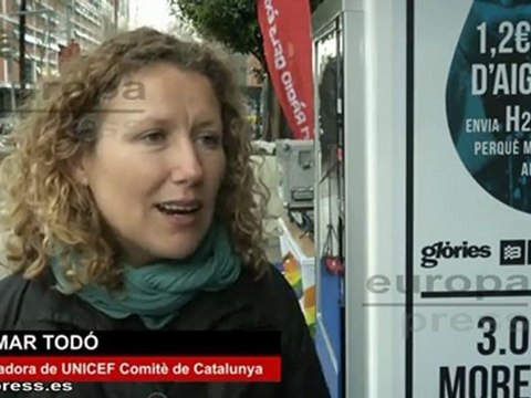 Botellas de agua sucia para alertar de la escasez en el acce