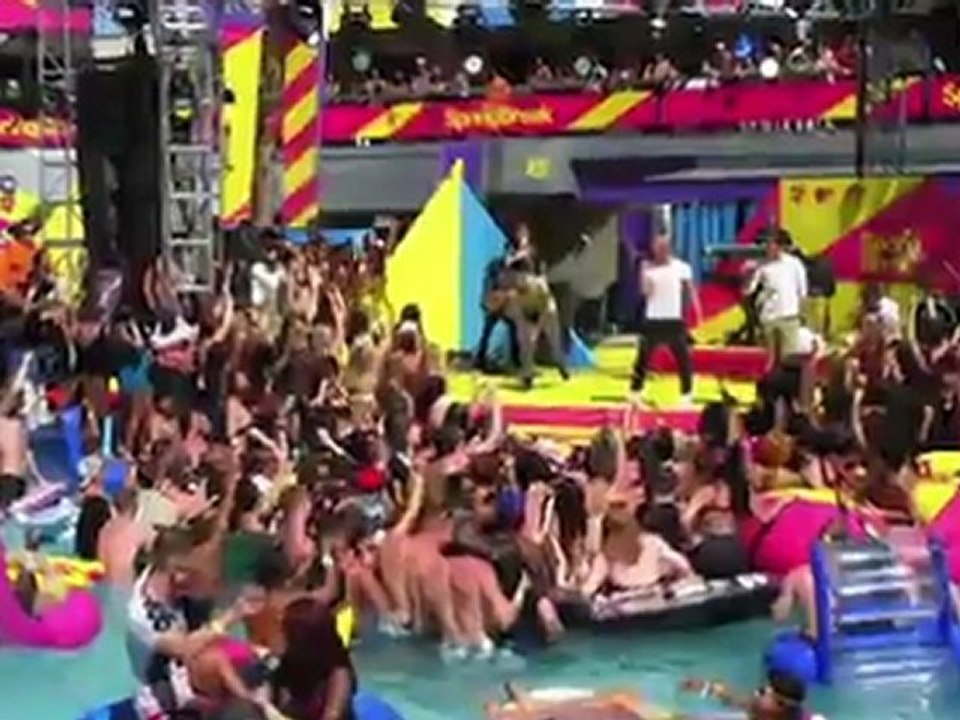 Selena Gomez, Vanessa Hudgens on Set