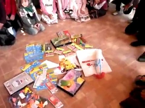 فري برس حرائر معضمية الشام وداريا والقيام بجلسة ترفيهية للأطفال للتخفيف من معاناتهم بعد أن سلبهم النظام حقهم في أبسط وسائل الحياة 22 03 2012