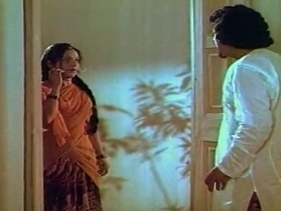 Vayasu Ponnu .Rojaramani Take Shelter In Muthuraman's House