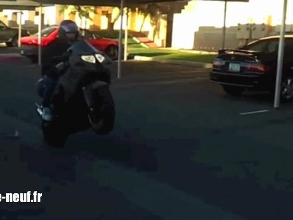 Kevin fait le dingue en moto