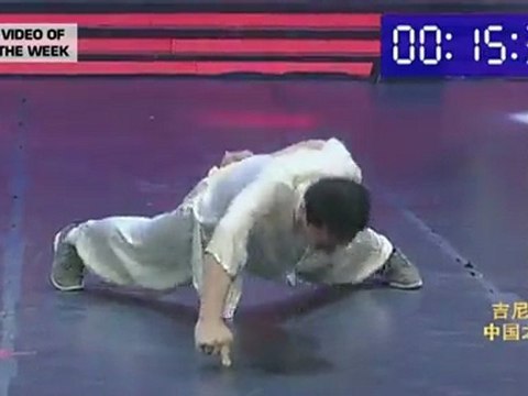 Un chinois établit le record de pompes sur un doigt