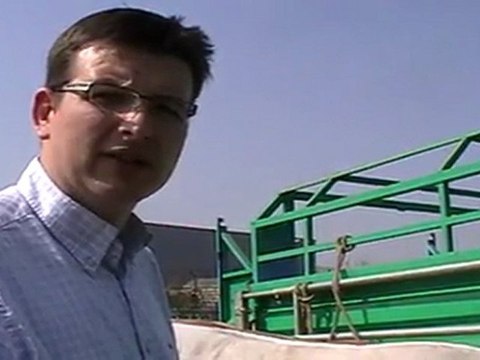 VESOUL : DEUX GÉNISSES DU GAEC GROSSETETE SELECTIONNES AU CONCOURS AGRICOLE DE DIJON SUR LE PARKING D'INTERMARCHÉ