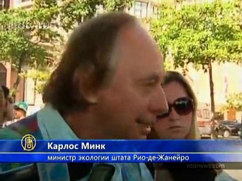 С белоснежного пляжа в Рио убирают тонны мусора