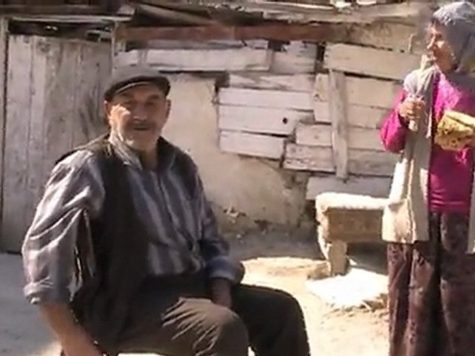 3 engelli çocuğuna babaları bakıyor...