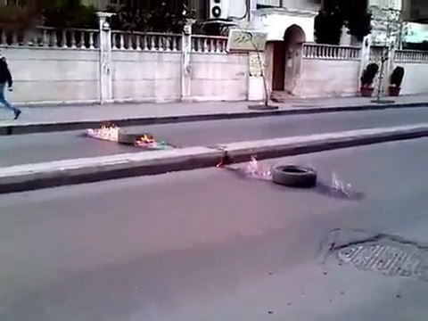 فري برس دمشق احرار الميدان يقومون اغلاق الكورنيش الميدان 23 3 2012