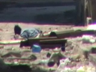 فري برس حمص باب السباع شهيد لا نستطيع سحبه بسبب قناصات الاسد23 3 2012