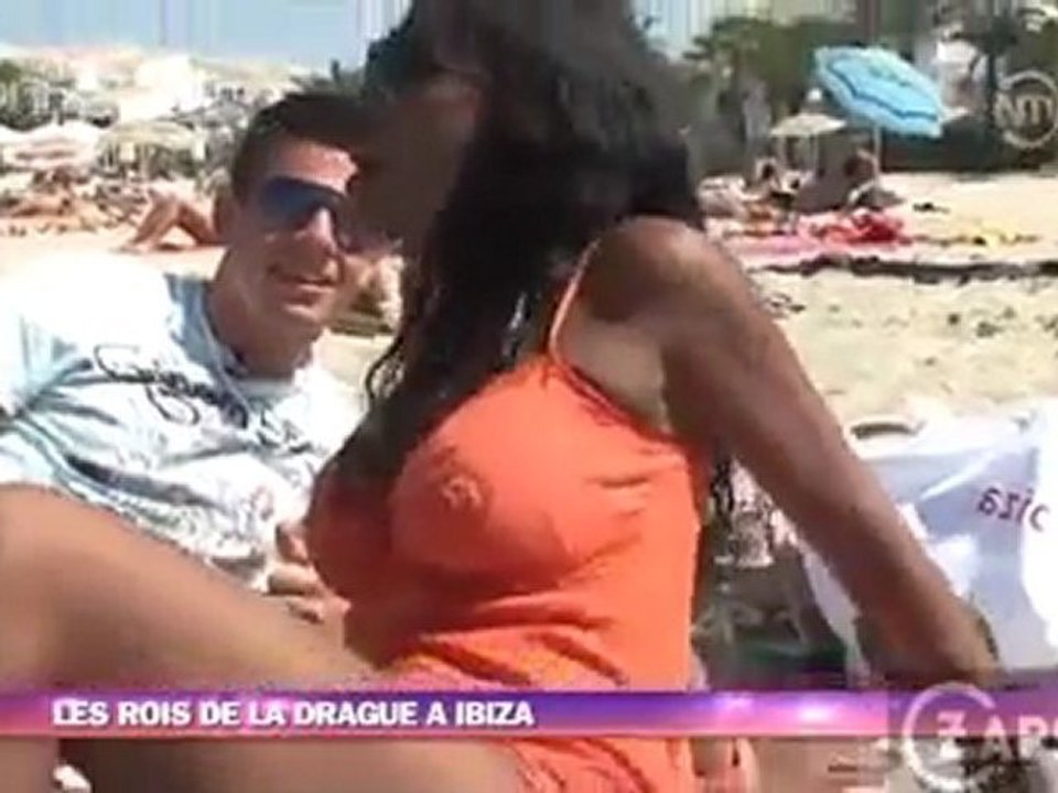 Il drague la mere de la petite amie quand tout à coup elle