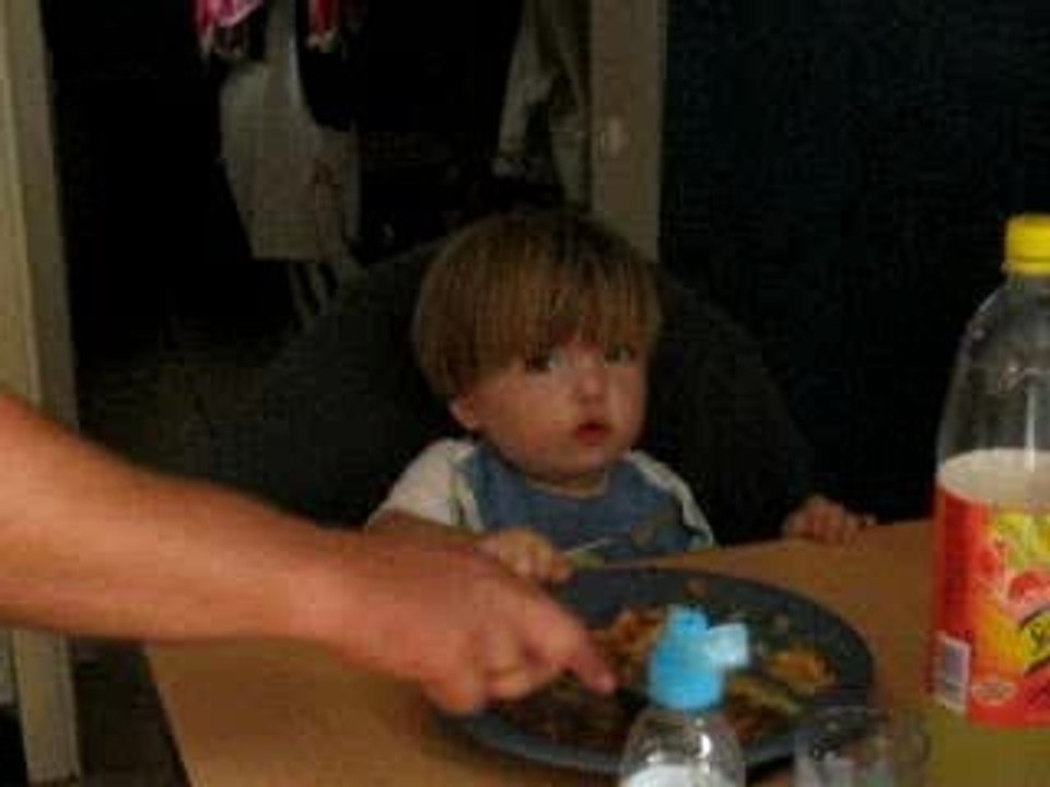 Luka eet alleen