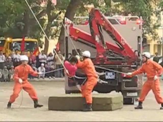 Giải cứu người mắc kẹt ở tầng 5 nhà cháy