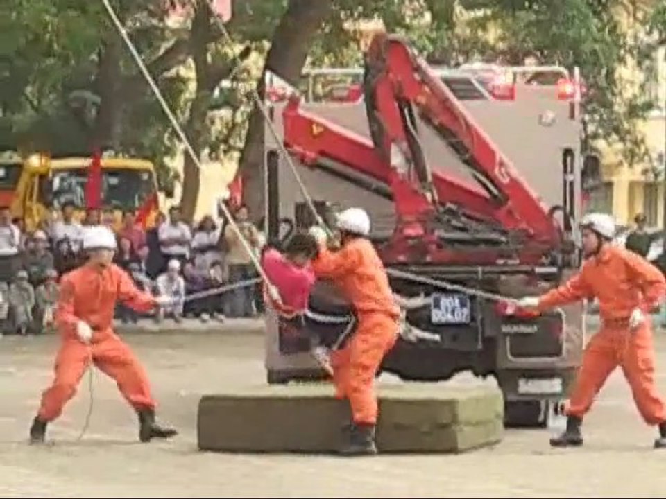 Giải cứu người mắc kẹt ở tầng 5 nhà cháy