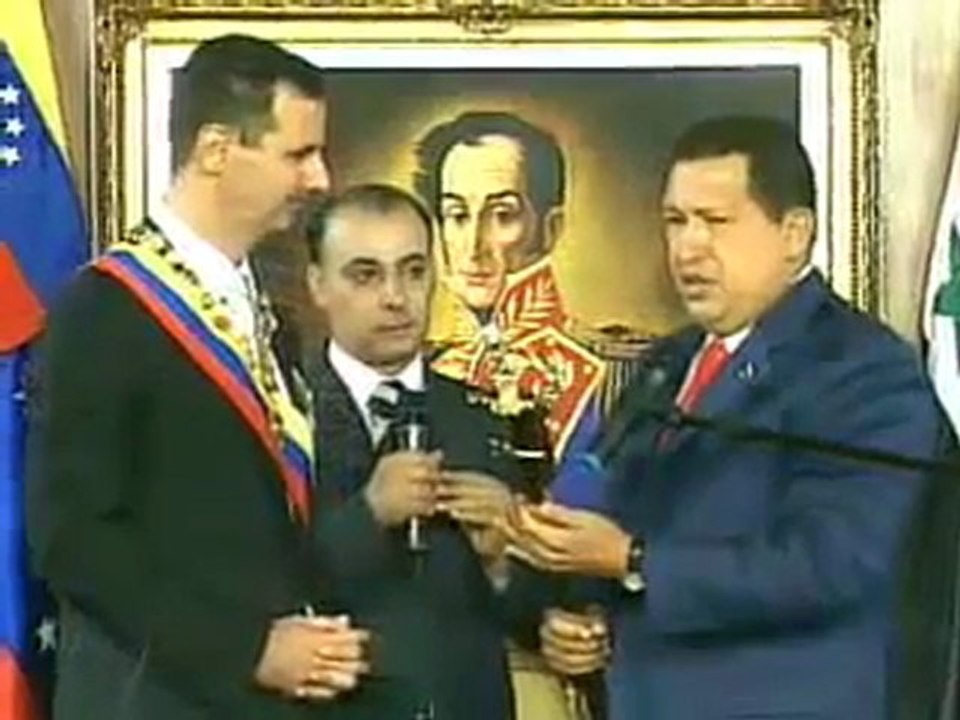 Presidente Chávez condecora al Presidente de Siria