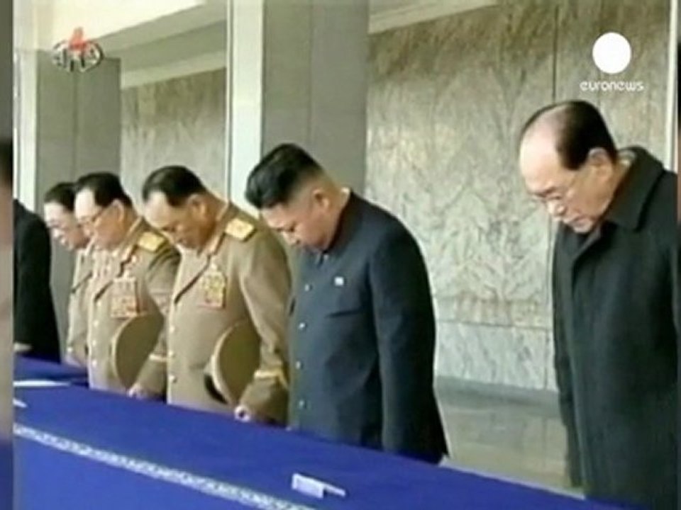 Obama peers into North Korea over 'freedom's frontier'